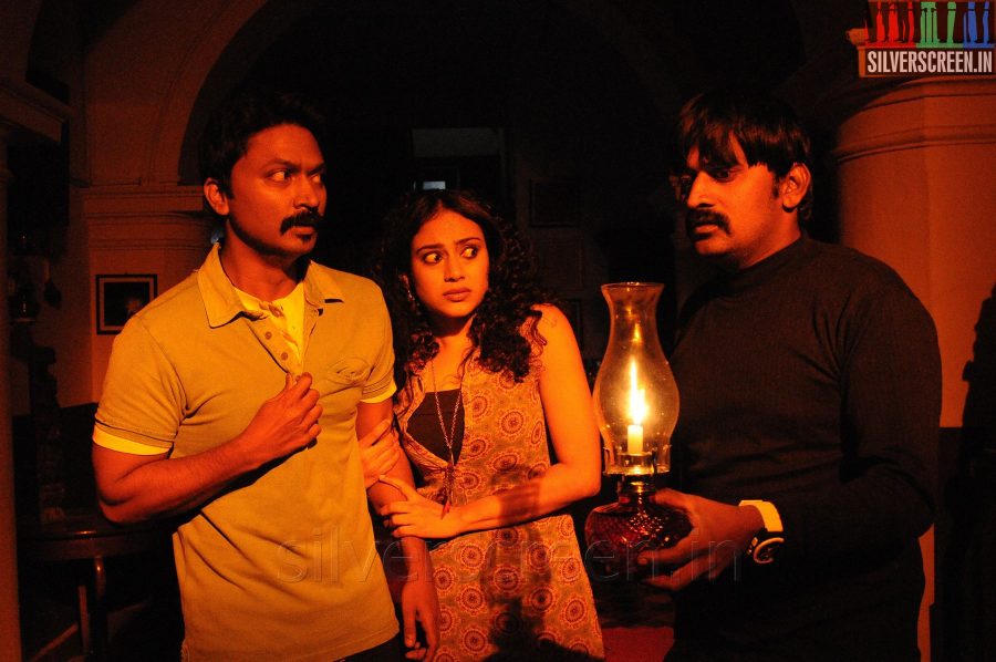 Actor Kreshna, Rupa Manjari and Karunakaran in Yaamirukka Bayamey Movie Stills