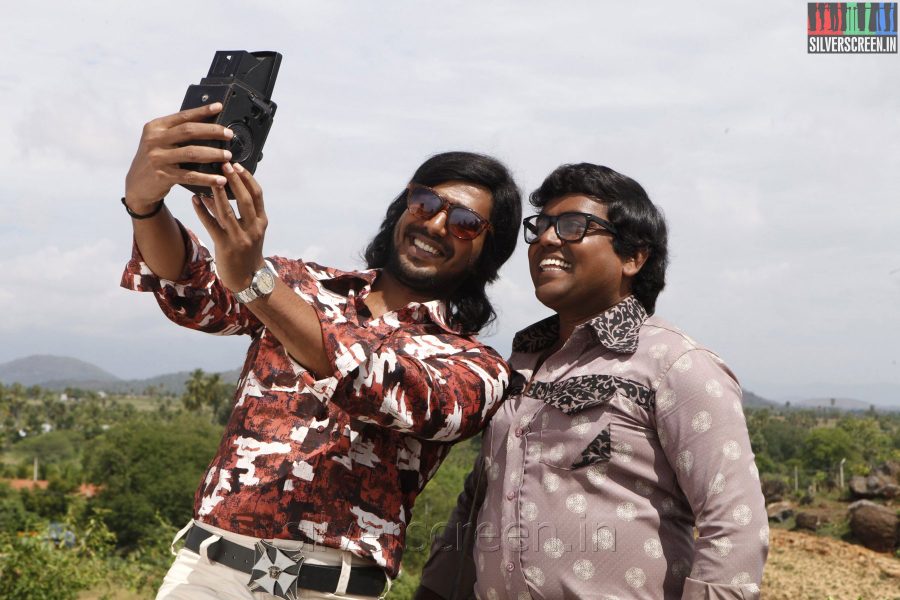 Actor Vishnu Vishal and Comedian Kaali in Mundaasupatti Movie Stills