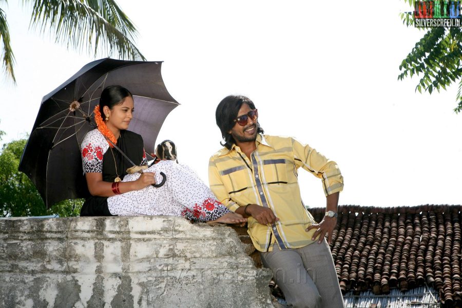 Actress Nandita and Vishnu Vishal in Mundaasupatti Movie Stills
