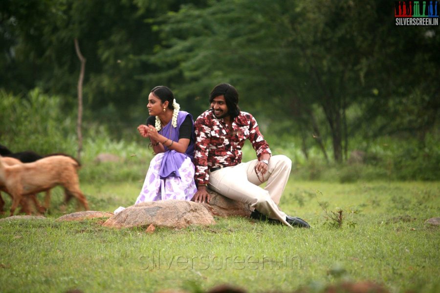 Actress Nandita and Vishnu Vishal in Mundaasupatti Movie Stills