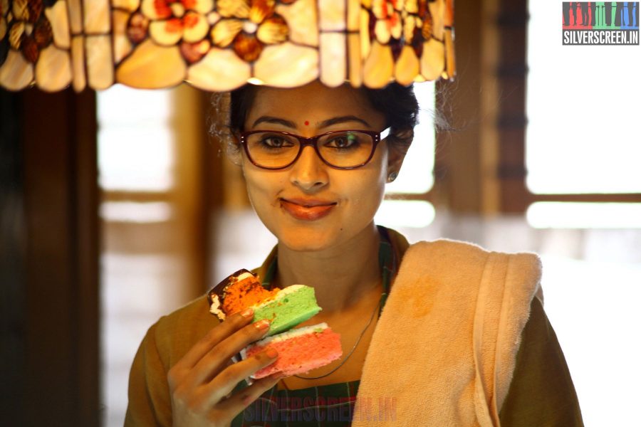 Sneha in Un Samayal Arayil Movie Stills