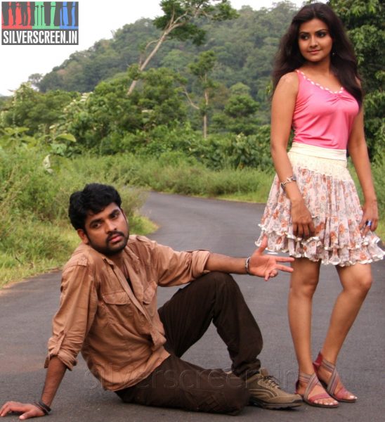 Actress Nandhagi and actor Vimal in Netru Indru Movie Stills