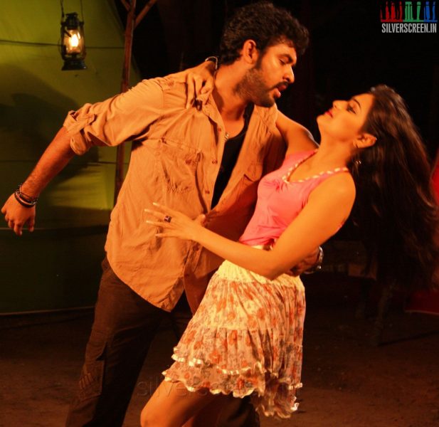 Actress Nandhagi and actor Vimal in Netru Indru Movie Stills