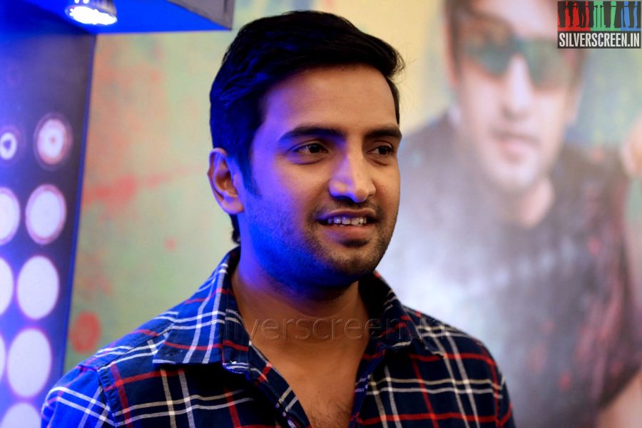 Comedian Actor Santhanam at the Vallavanukku Pullum Aayudham Press Meet