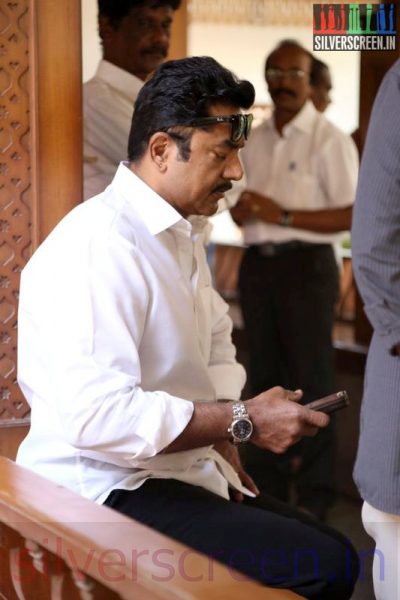 Sarathkumar offering condolences for Actress Meena's Father's Death