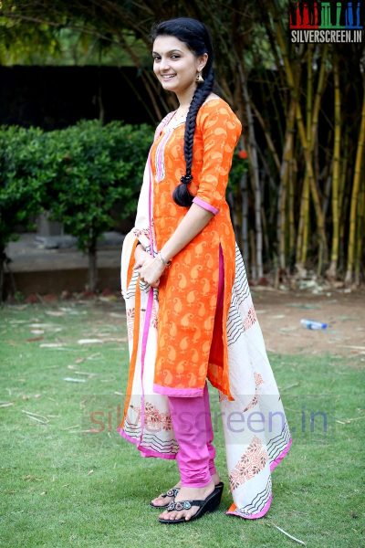 Actress Saranya Mohan at the Kadhalai Thavira Verondrumillai Press Meet HQ Pics