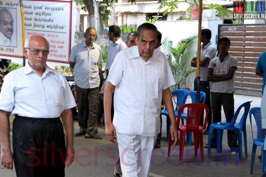 Producer AVM Saravanan at Director Ramanarayanan's Funeral