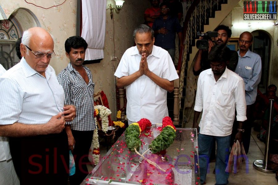 Producer AVM Saravanan at Director Ramanarayanan's Funeral