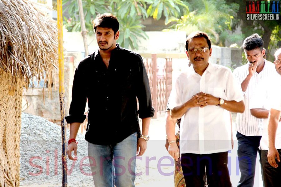 Actor Arulnithi at Director Ramanarayanan's Funeral