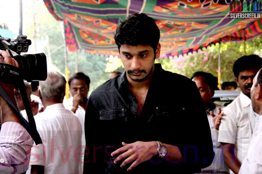 Actor Arulnithi at Director Ramanarayanan's Funeral