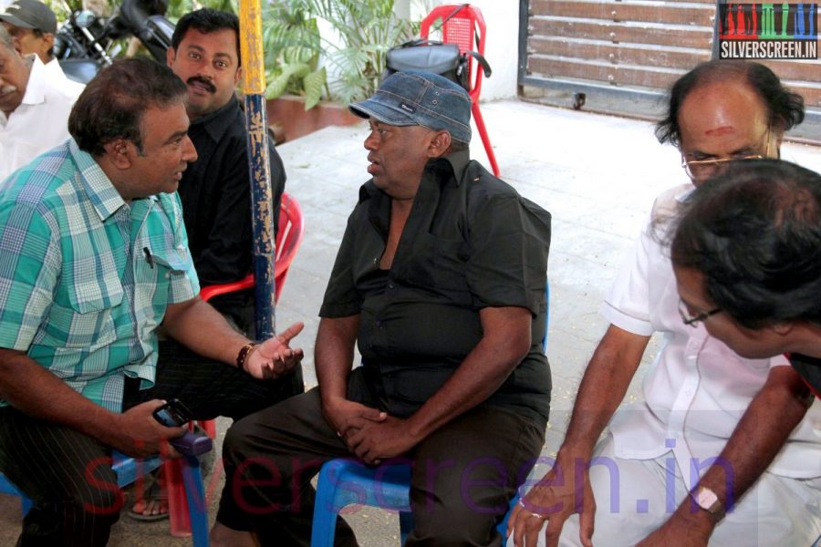 Actor Senthil at Director Ramanarayanan's Funeral