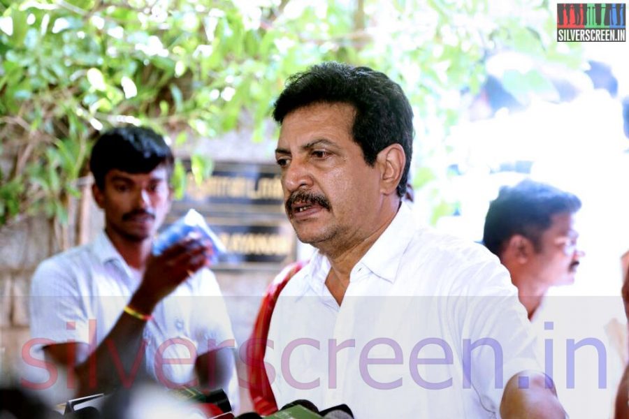 Actor Nizhalgal Ravi at Director Ramanarayanan's Funeral