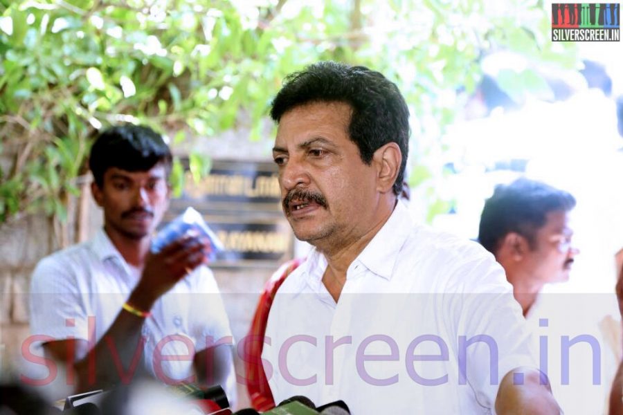 Actor Nizhalgal Ravi at Director Ramanarayanan's Funeral