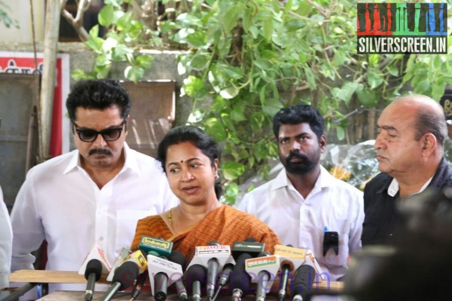 Actor Sarathkumar, Radhika Sarathkumar, Vijayakumar at Director Ramanarayanan's Funeral