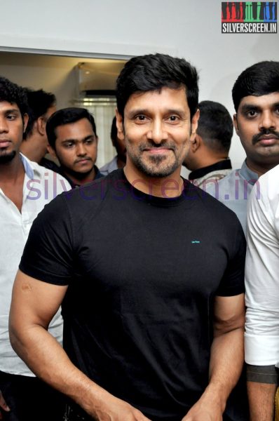 actor-vikram-inaugurates-the-body-studio-gym-stills-002