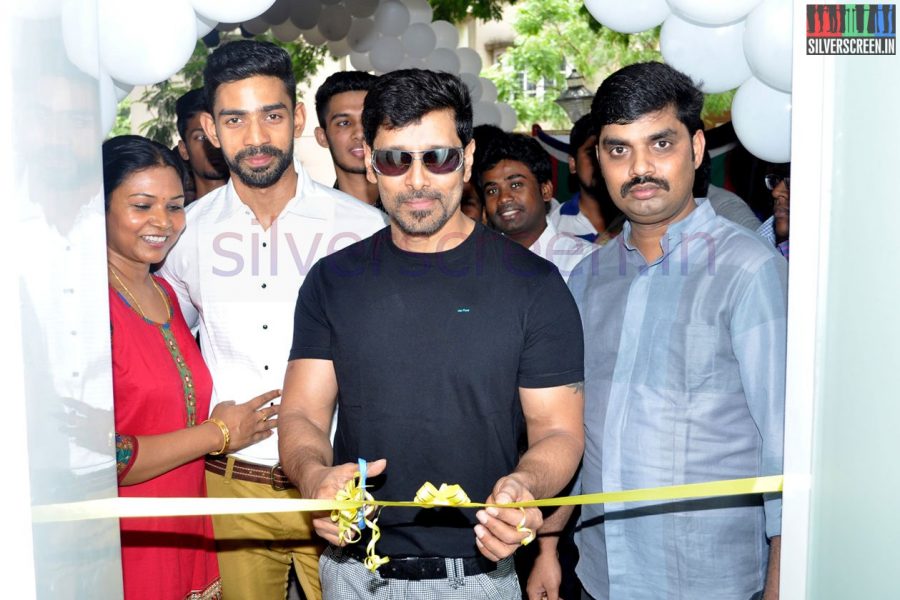 actor-vikram-inaugurates-the-body-studio-gym-stills-016