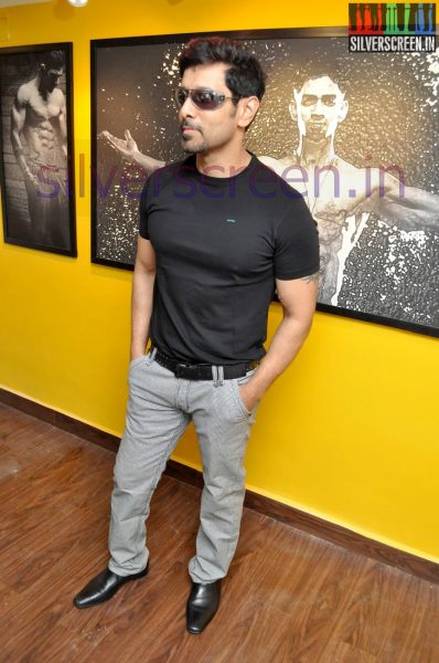 actor-vikram-inaugurates-the-body-studio-gym-stills-017