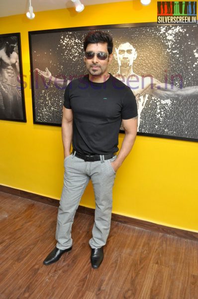 actor-vikram-inaugurates-the-body-studio-gym-stills-018