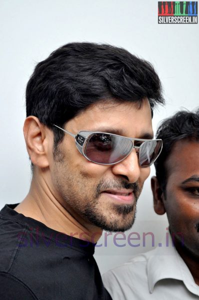 actor-vikram-inaugurates-the-body-studio-gym-stills-019