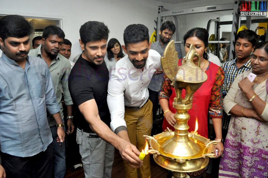 actor-vikram-inaugurates-the-body-studio-gym-stills-021