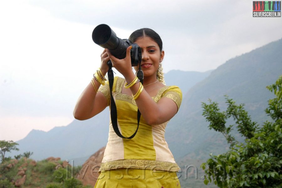 Actress Preethi Vij in Enna Pidichirukka Movie Stills