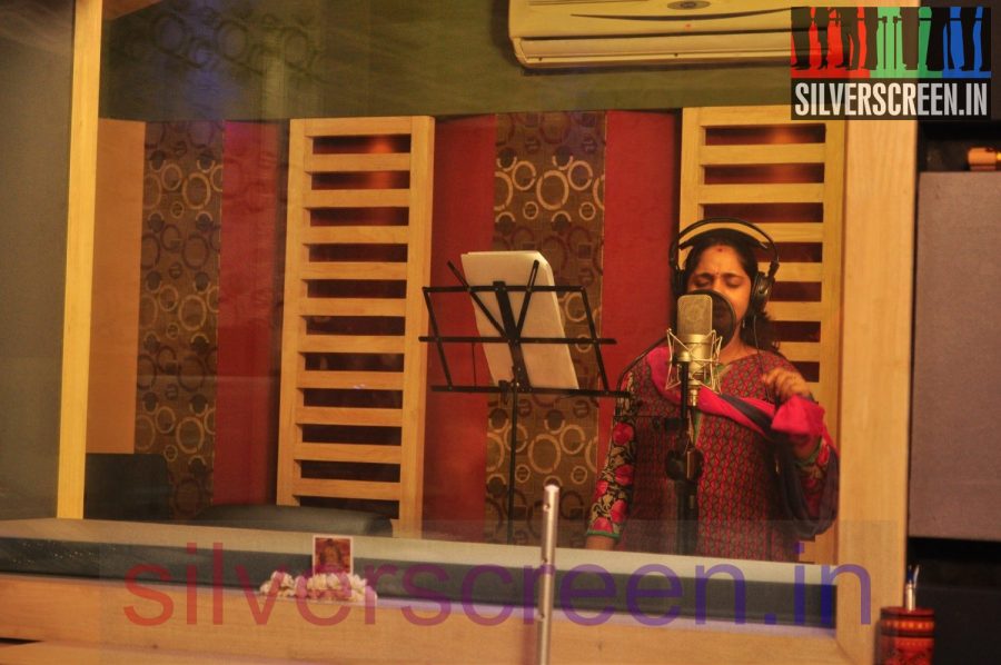 Singer Saindhavi in Making of Madhu Maadhu Soodhu Song