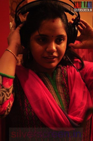 Singer Saindhavi in Making of Madhu Maadhu Soodhu Song