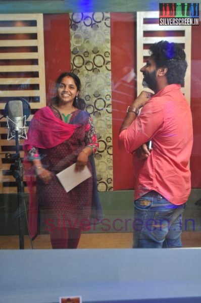Actor Rajashanthru and Singer Saindhavi in Making of Madhu Maadhu Soodhu Song