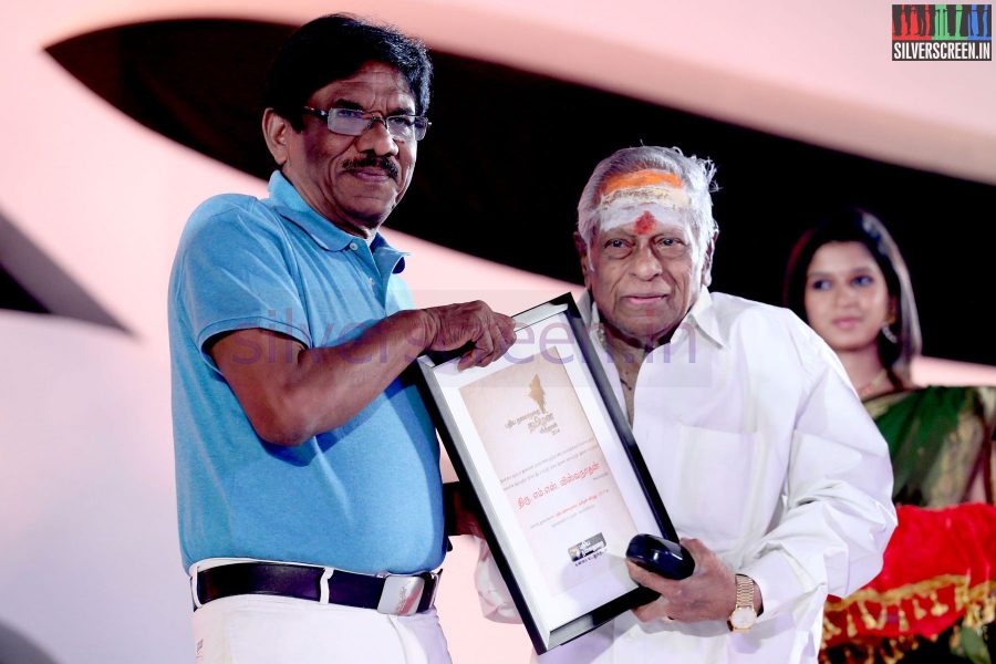 M S Viswanathan and Director P Bharathiraja at the Puthiyathalaimurai (Puthiya Thalaimurai) Tamizhan Awards 2014