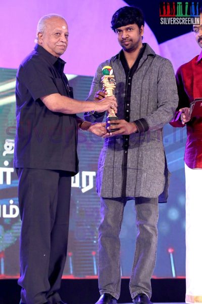 Lyricist Madhan Karky at the Puthiyathalaimurai (Puthiya Thalaimurai) Tamizhan Awards 2014