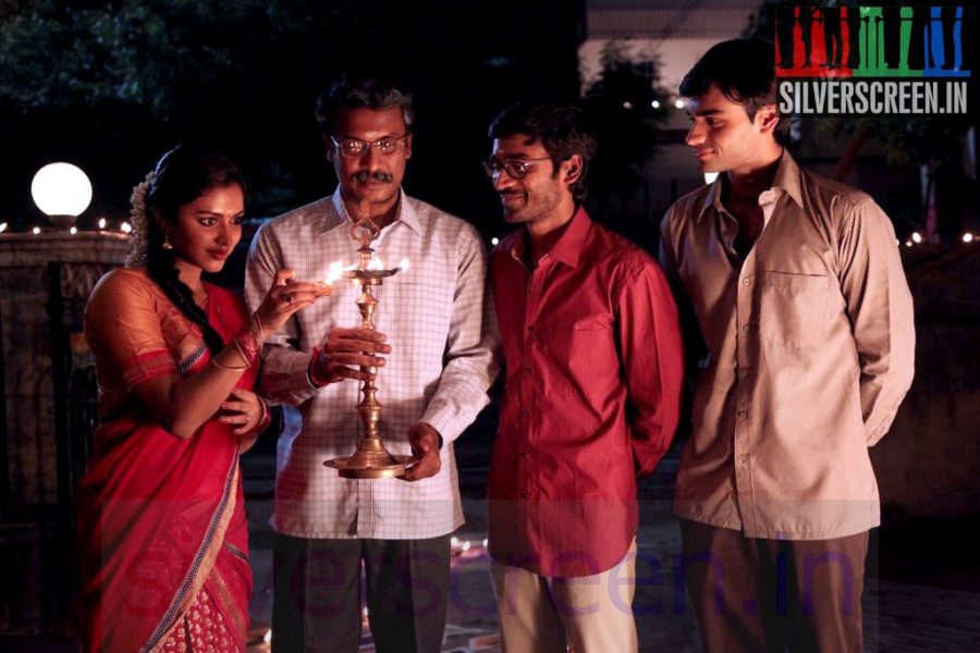 Actor Dhanush, Director Samuthirakani and Actress Amala Paul in Velaiyilla Pattathari Movie Stills