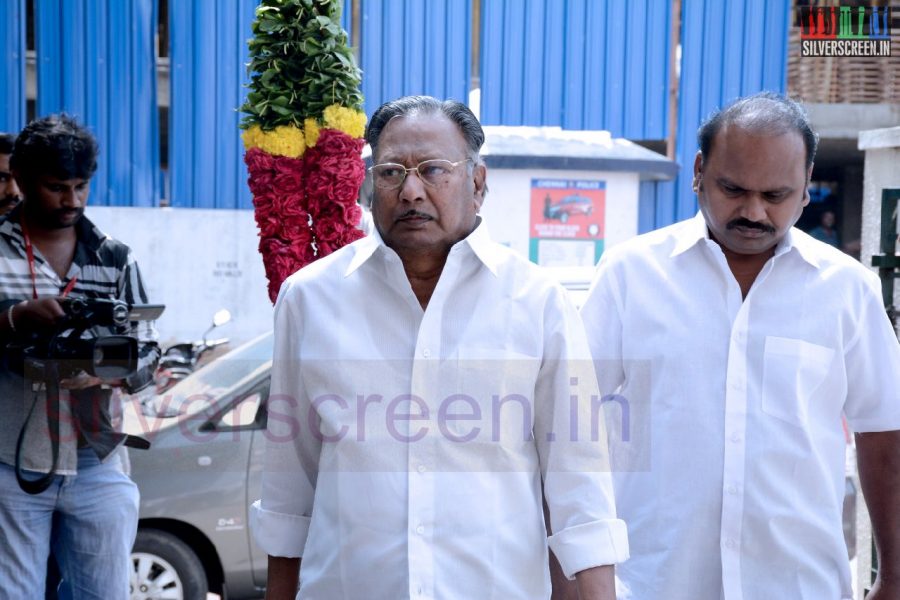 celebrities-k-balachander-son-bala-kailasam-funeral-stills-045