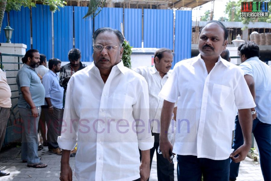 celebrities-k-balachander-son-bala-kailasam-funeral-stills-046