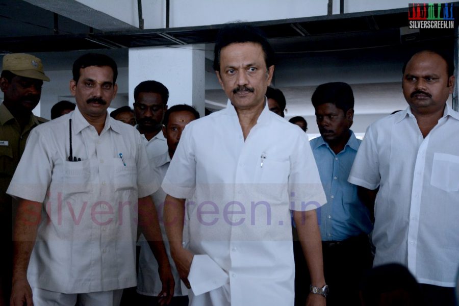 celebrities-k-balachander-son-bala-kailasam-funeral-stills-050