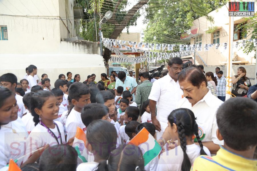 national-flag-hosting-function-by-r-parthiban-lawrence-raghavendra-stills-028