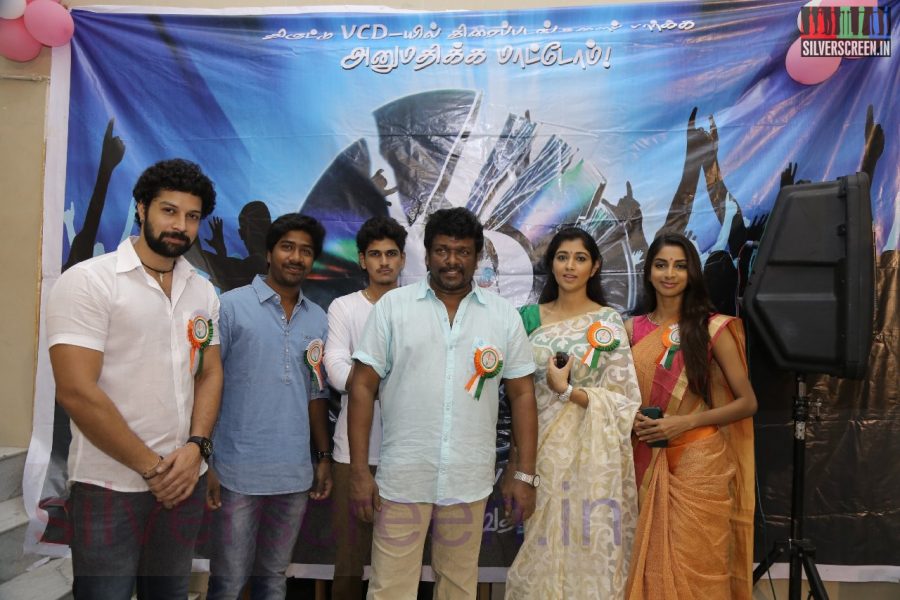 national-flag-hosting-function-by-r-parthiban-lawrence-raghavendra-stills-032