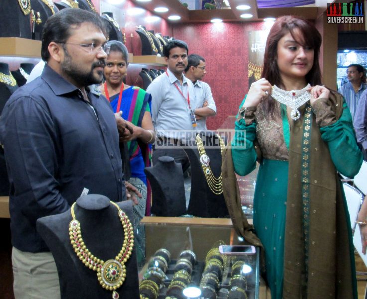 Actress Sonia Agarwal Inaugurates Jewellery Exhibition Stills