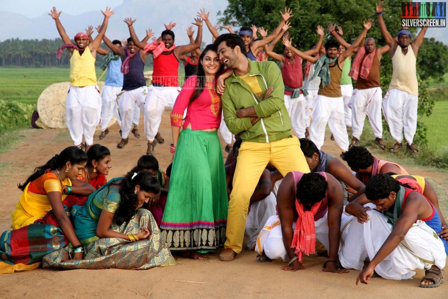 Actress Andrea Jeremiah and Vinay Rai in Aranmanai Movie Stills