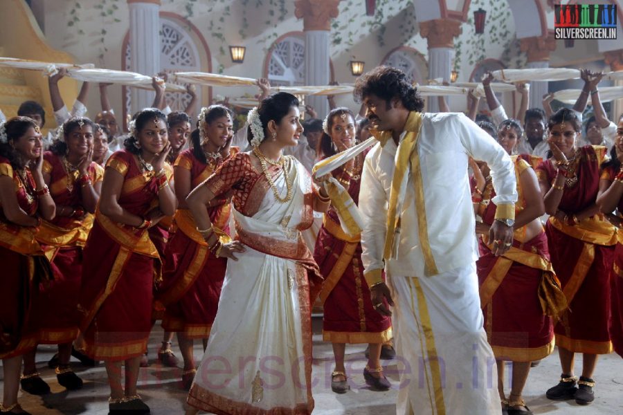 Actor Paarthi and Meera Jasmine in Vingyani Movie Stills