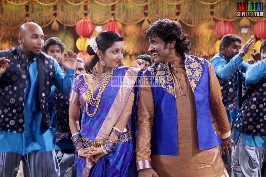 Actor Paarthi and Actress Meera Jasmine in Vingyani Movie Stills