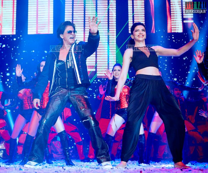 Actor Shahrukh Khan and Actress Deepika Padukone in Happy New Year Slam Finale in London Stills