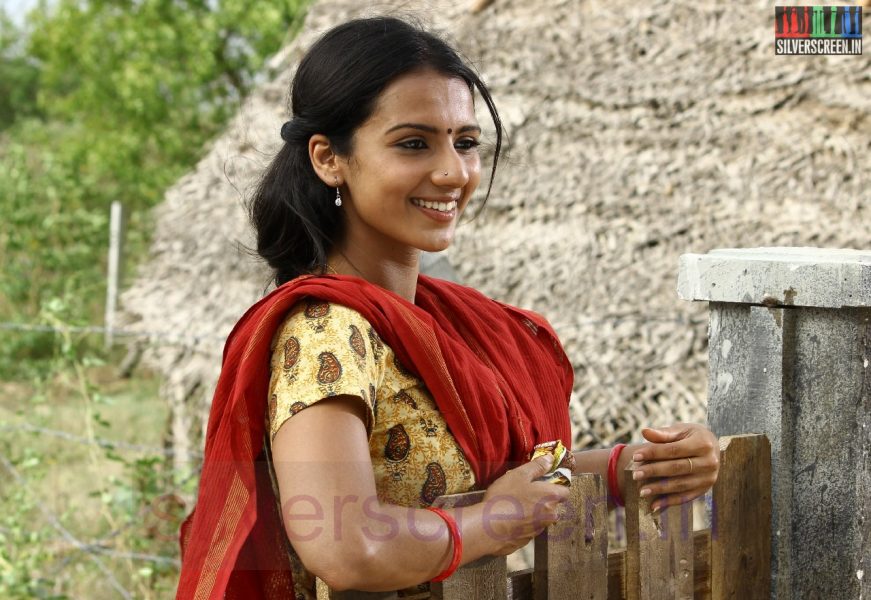 Actress Sruthi Hariharan in Nerungi Vaa Muthamidathe Movie Working Stills