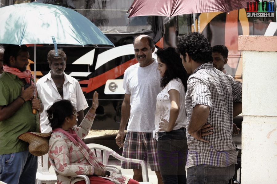 Actor Thalaivasal Vijat, Piaa Bajpai and Director Lakshmy Ramakrishnan in Nerungi Vaa Muthamidathe Movie Working Stills