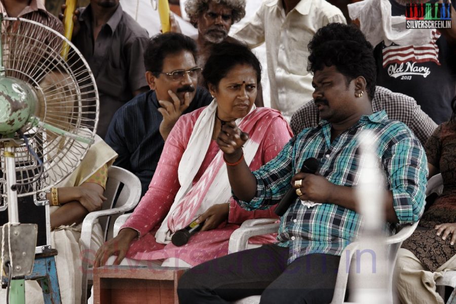 Director Lakshmy Ramakrishnan in Nerungi Vaa Muthamidathe Movie Working Stills