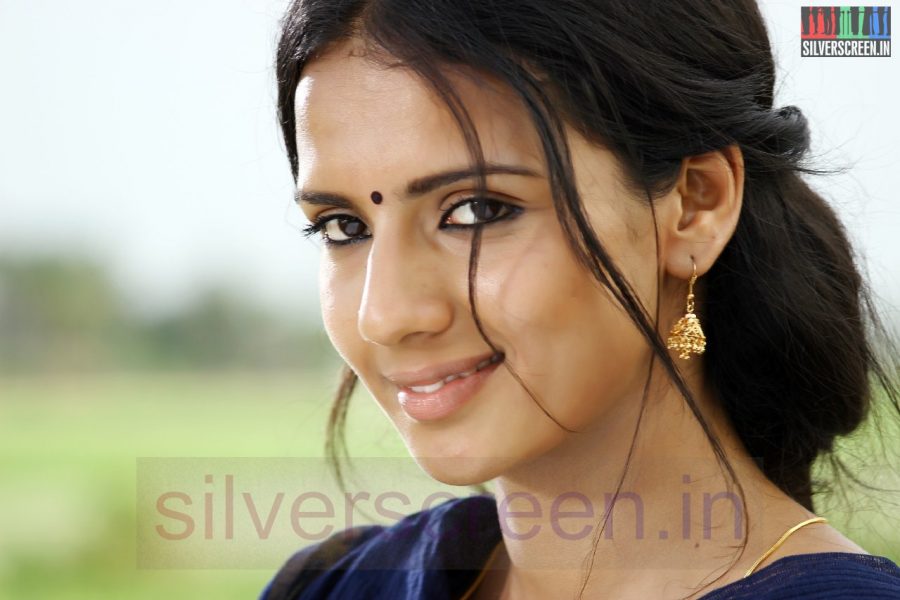 Actress Sruthi Hariharan in Nerungi Vaa Muthamidathe Movie Working Stills