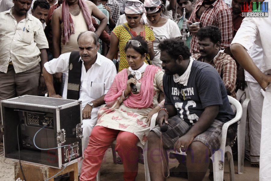 Actor Thalaivasal Vijay and Director Lakshmy Ramakrishnan in Nerungi Vaa Muthamidathe Movie Working Stills