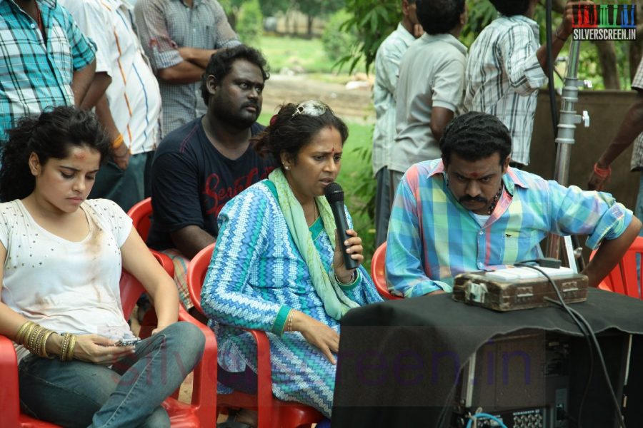 Actress Piaa Bajpai and Director Lakshmy Ramakrishnan in Nerungi Vaa Muthamidathe Movie Working Stills