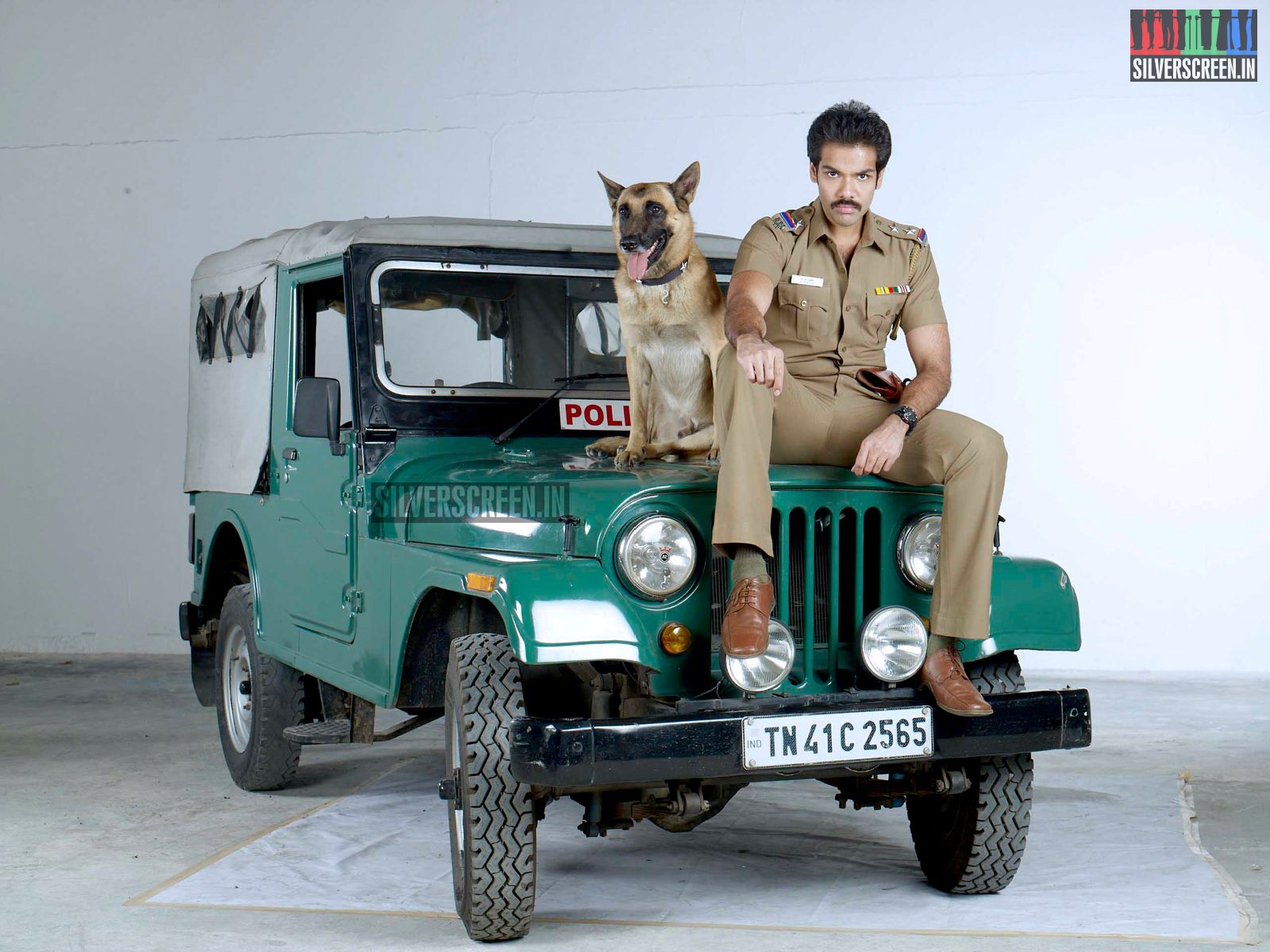 Naaigal Jaakirathai Review: New Dog, Old Tricks – Silverscreen India