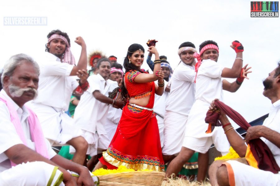 Actress Iniya in Oru Oorla Rendu Raja Movie Stills
