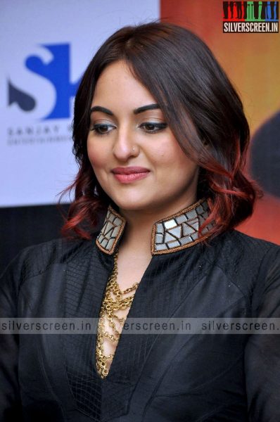 actress-sonakshi-sinha-promotes-tevar-at-hyderabad-photos-018.jpg